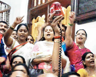 New stunt: Cong leaders gift red beacon to mayor
