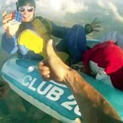Skydiver cracks Rubik's cube at 2,500 m in dinghy
