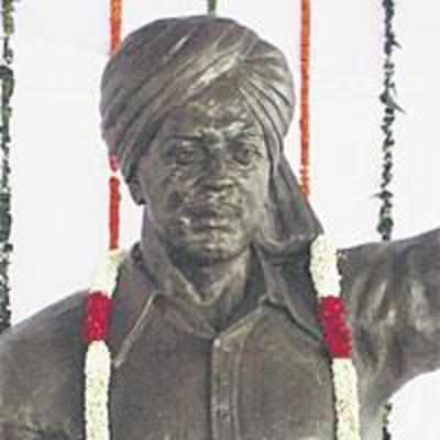 Hat missing in statue, say Bhagat Singh's kin