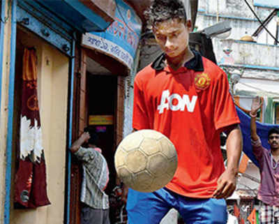 Kolkata slum boy chosen to train at Man United