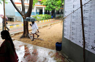 Heavy rains lash Kerala; extensive damage in coastal areas