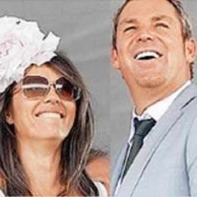 Hurley, Warne snapped smooching in car