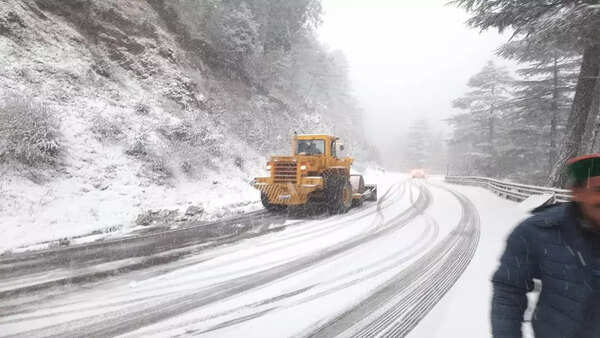 Light snow brings cheers to tourists in Shimla, 200 roads in Himachal Pradesh closed for vehicular traffic