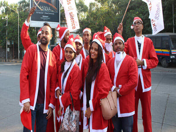 Mumbaikars dress up as Santas to spread happiness