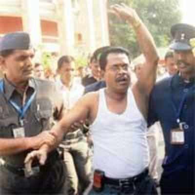 Man's shirt-off protest exposes visitors' pass scam at Vidhan Bhavan