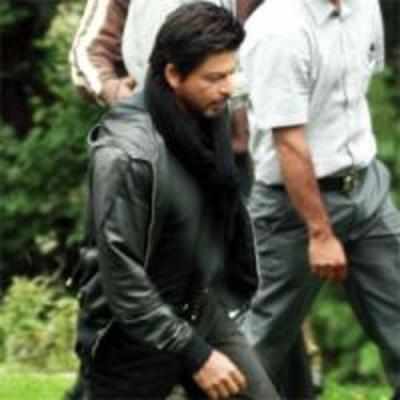 SRK plays action hero in Kashmir's '˜strong arms'