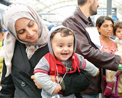 6,500 refugees reach Austria, 2,200 on way to Germany