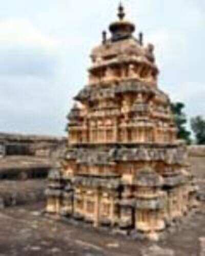 Another shadow at Hampi, another miracle claim