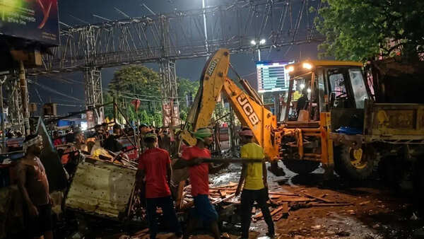 500 hawkers evicted, stalls removed in drives at Howrah and Sealdah stations