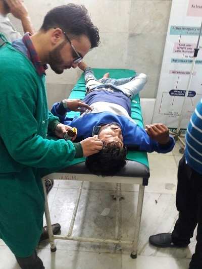 14 students, video journalist injured during clashes in Kulgam