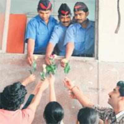 Grateful Mumbaikars gift roses to cops