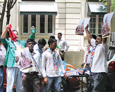 MNS sells undies, vada pavs outside BMC chief’s office to protest hawkers policy