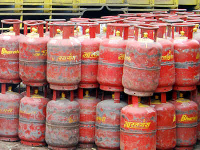 LPG cylinder price cut by Rs 135 in city