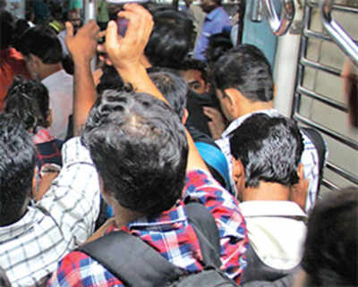 Bulky backpacks worsen scrum on trains: Experts