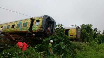 Nagpur-Mumbai Duronto Express derails, rail services affected