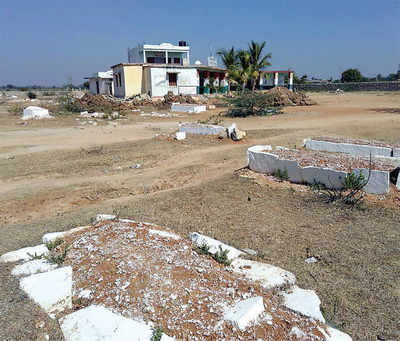 In Yadgir, children have lunch where the dead are buried
