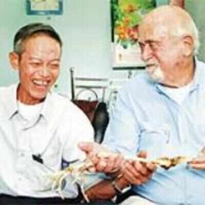 American doctor returns Vietnamese soldier's arm after 47 years