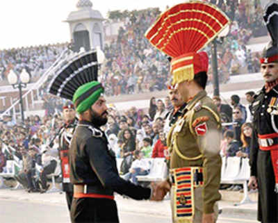 Pak soldier warms hearts at Wagah