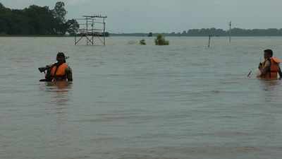 West Bengal: BSF jawans guard India-Bangladesh border in waist-deep waters