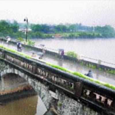Is Kalva bridge falling? Traffic cops, TMC differ on view