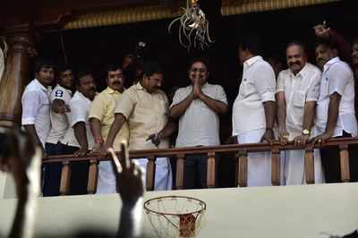 AIADMK leader TTV Dinakaran returns to Chennai to peppy reception