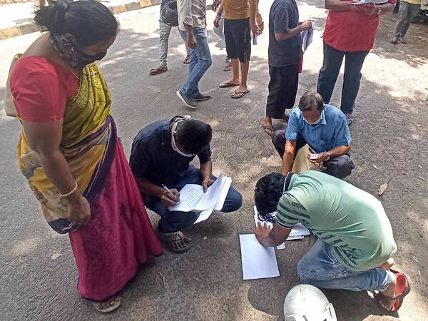 Bengaluru: Vehicle owners endure long wait as cops delay process