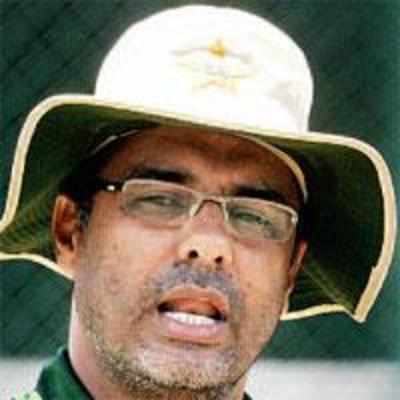 Pak coach Waqar roots for Indo-Pak semi-final