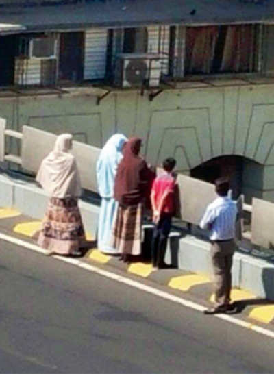 Syedna’s heirs forced to pray from JJ Flyover