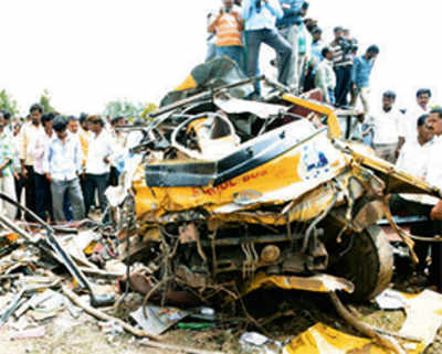 14 schoolkids among 16 killed in mishap at Telangana rly crossing