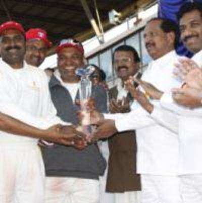Legal eagles play cricket and celebrate Maharashtra