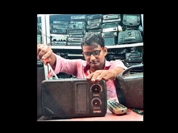 Radio back in vogue ahead of Mahalaya