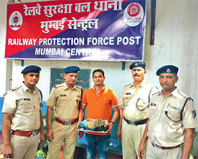 Rly cop finds 8 lakh cash, gives it back