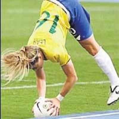 Leah Lynn makes heads turn with acrobatics in soccer