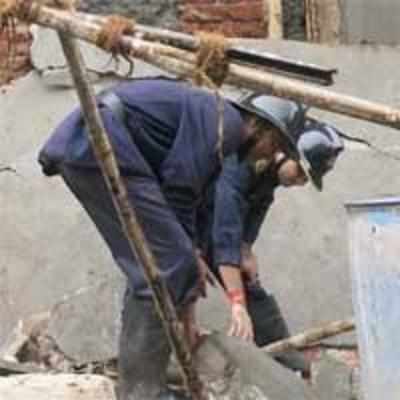 Labourer dies in wall collapse near fort market