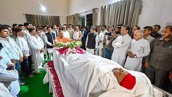 On way to Saifai, Samajwadi Party workers accord tearful farewell to Mulayam Singh Yadav