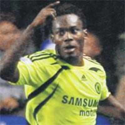 Essien fires to keep Chelsea hopes alive