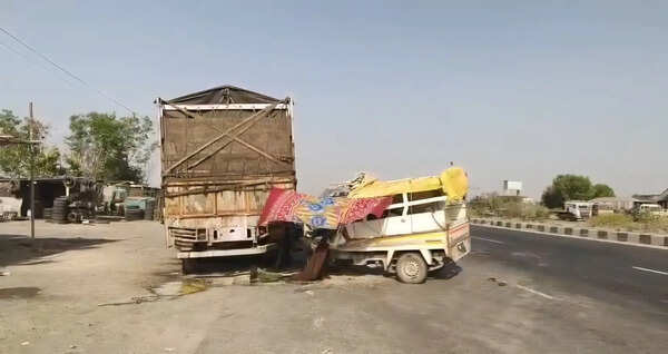 4 dead, 5 Injured as tempo hits truck near Tarapur