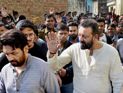Sanjay Dutt's security roughs up media people, actor apologises