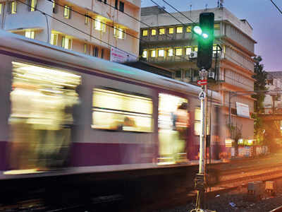 Mumbai: Phone thief drags 57-yr-old woman off running train