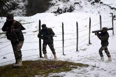 2 army men, 4 heavily armed terrorists killed
