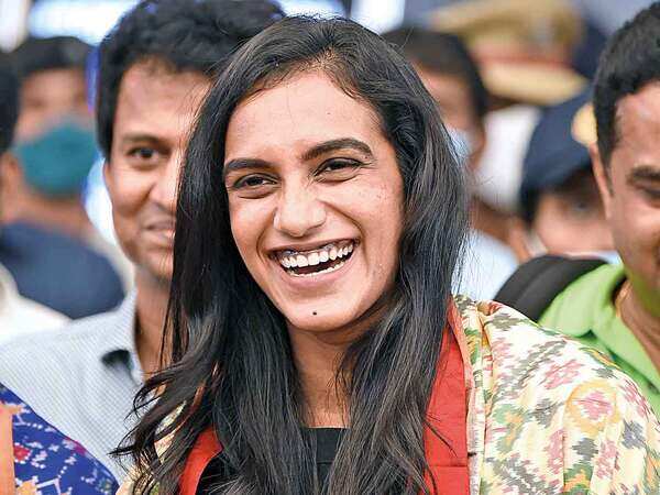 Sindhu arrives to a rousing reception in Hyderabad