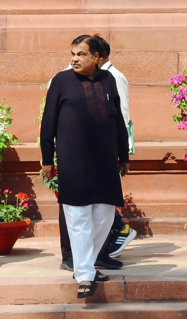 Future of sugar industries not so bright; sugar mill owners should get into energy generation for revenue: Gadkari