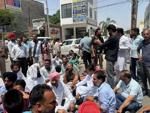 Congress, BJP, SAD join hands to protest rejection of papers in Barnala, Malout