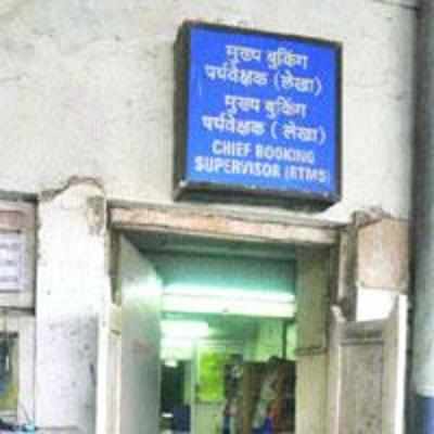 Defunct ATVM at Thane station leave commuters in the lurch