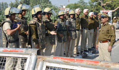 Haryana police storm godman Rampal's ashram, main gate damaged: Report