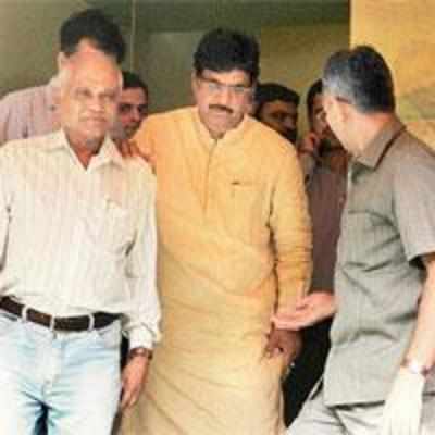 BJP's disgruntled lot flock to Munde's house
