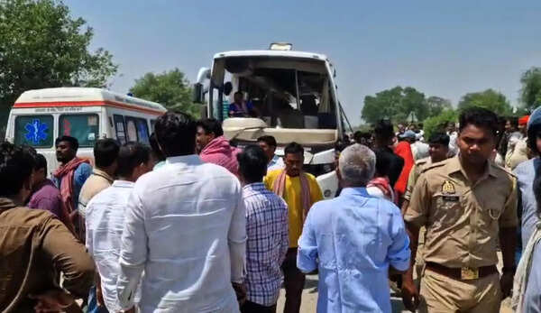 2 women killed, 35 injured as bus with Maha pilgrims overturns in Ghazipur