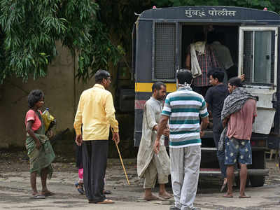 Mahim cops remove 1k beggars near dargah