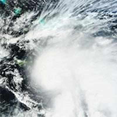 Cyclone skips Orissa, closes in on Bengal