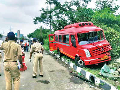 13 injured in BEST minibus accident